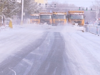 沙湾市：环卫部门第一时间进行清雪作业 全力保障道路通畅