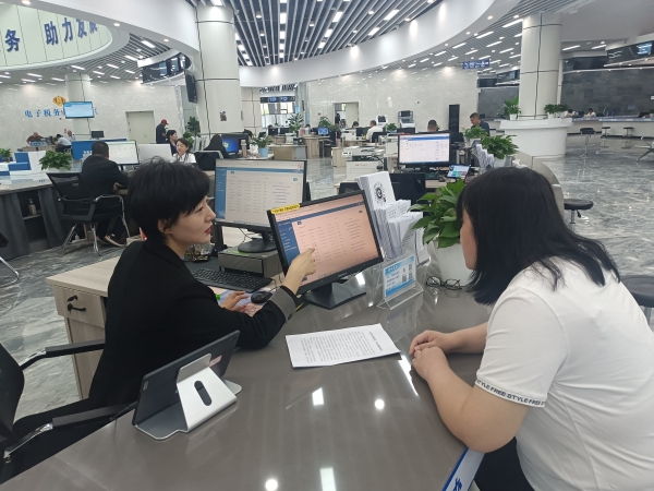政务服务中心”一件事一次办“窗口为群众办理业务.jpg