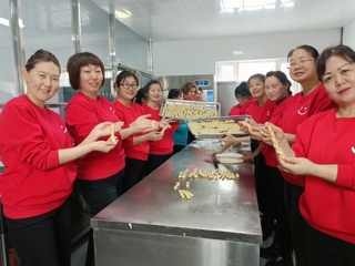 新春走基层丨做年馍迎新春 沙湾热气腾腾年味浓