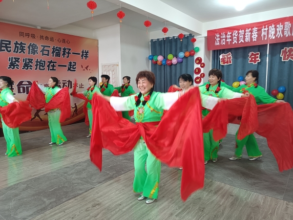 沙湾市书香街道：“法治年货”贺新春 民族团结“群众村晚”迎新年（侯明华 崔俊拍摄） (2).jpg
