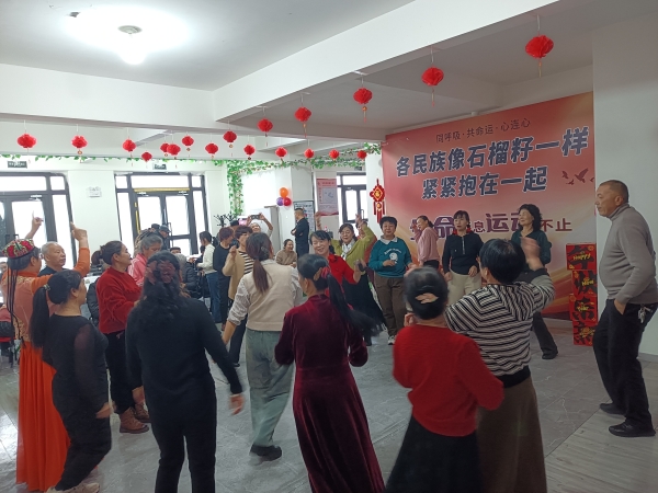 沙湾市书香街道：“法治年货”贺新春 民族团结“群众村晚”迎新年（侯明华 崔俊拍摄） (11).jpg