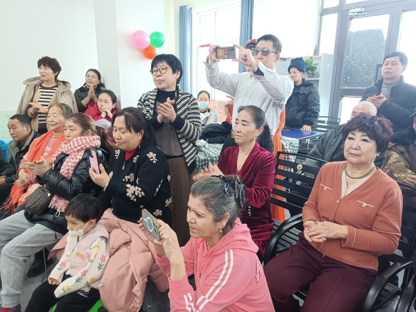 沙湾市书香街道：“法治年货”贺新春 民族团结“群众村晚”迎新年（侯明华 崔俊拍摄） (8).jpg