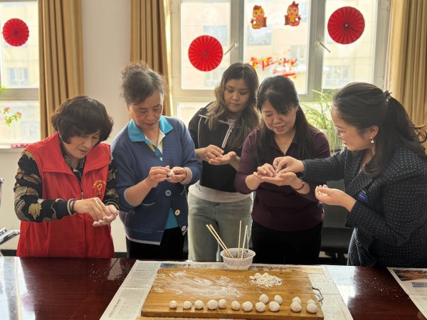 沙湾市书香街道：“花样”的汤圆 “五彩”的灯笼……让这场“元宵节”惊艳啦！（帕孜来提·海拉提拍摄） (6).jpg