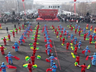 网络中国节·元宵丨沙湾市2025年“金蛇纳福闹元宵 未来之都开门红”元宵节秧歌社火展演活动精彩上演