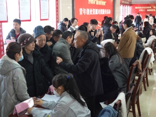 沙湾市招聘会吸引超900人线下求职 7万余人次线上围观