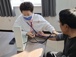 沙湾市桃园街道：爱心义诊进社区 助力健康暖人心