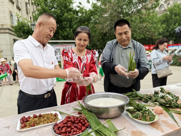 沙湾市书香街道：粽叶飘香邻里情 共融共乐暖人心（王盼盼拍摄） (28).jpg