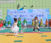 沙湾市第三幼儿园双节同庆：包粽吃瓜享童趣 亲子互动传文化