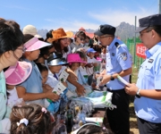 沙湾市禁毒宣传进景区织密全民防毒网