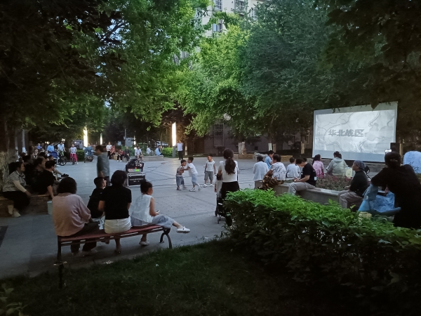 沙湾市书香街道：公益电影进万家 光影筑梦邻里情（侯明华拍摄） (3).jpg