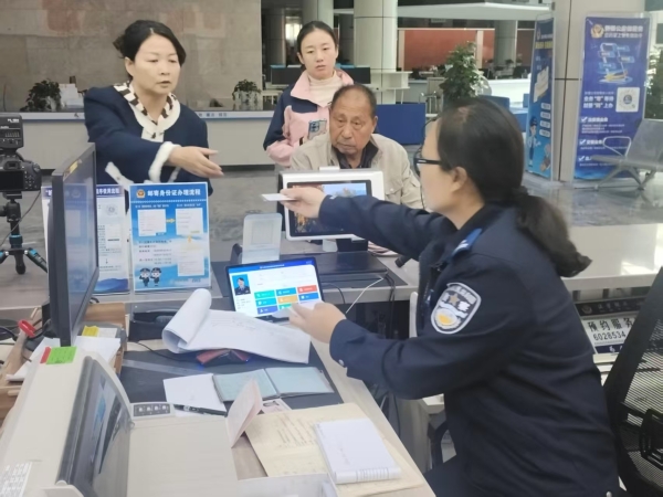 1沙湾市政务服务中心公安局户籍窗口干部杨海燕为群众办理身份证业务.jpg