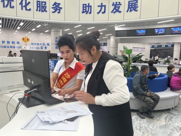 沙湾市政务服务中心:暖心帮办 护航外地务工子女高考升学路