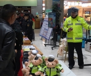 实干争先 向“新”而行丨沙湾市开展第十四个“全国交通安全日”主题宣传活动