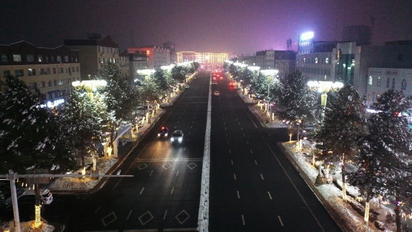 流光溢彩迎新年 沙湾街头年味浓