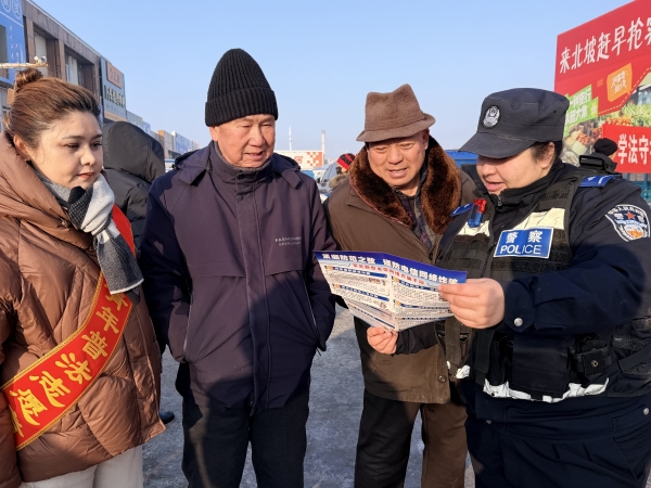 书香街道联合书香司法所、各社区及警务室,在北坡集市开展“学法守礼迎元旦 法治护航新生活”宪法宣传主题活动 郭含雪 摄 (4).jpg 书香街道联合书香司法所、各社区及警务室,在北坡集市开展“学法守礼迎元旦 法治护航新生活”宪法宣传主题活动 郭含雪 摄 (4).jpg