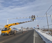 实干争先 向“新”而行丨沙湾市柳毛湾镇：三色激光“点亮”夜间平安路