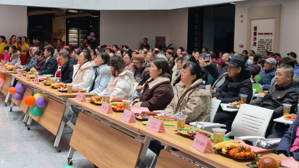 1月28日，体育场路社区开展“策马扬鞭开新局 欢天喜地迎新春”群众村晚主题活动。摄影人：穆尼热·阿里肯 (1).jpg