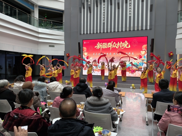 1月28日，体育场路社区开展“策马扬鞭开新局 欢天喜地迎新春”群众村晚主题活动。摄影人：穆尼热·阿里肯 (2).jpg