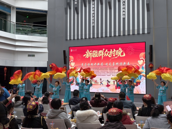 1月28日，体育场路社区开展“策马扬鞭开新局 欢天喜地迎新春”群众村晚主题活动。摄影人：穆尼热·阿里肯 (7).jpg