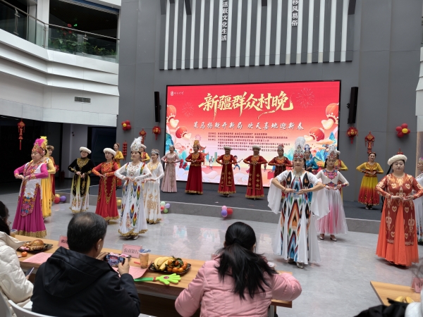 1月28日，体育场路社区开展“策马扬鞭开新局 欢天喜地迎新春”群众村晚主题活动。摄影人：穆尼热·阿里肯 (4).jpg