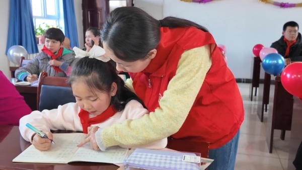 实干争先 向“新”而行丨“红领巾小课堂” 点亮乡村孩子多彩寒假