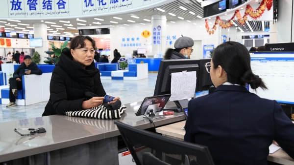 实干争先 向“新”而行丨沙湾市：春节后上班第一天 政务服务忙而有序暖民心