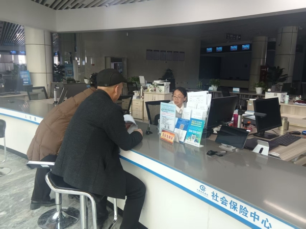 张国栋在社保窗口办理业务.jpg 张国栋在社保窗口办理业务.jpg
