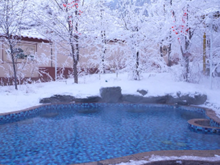  雪地围裹的温泉池