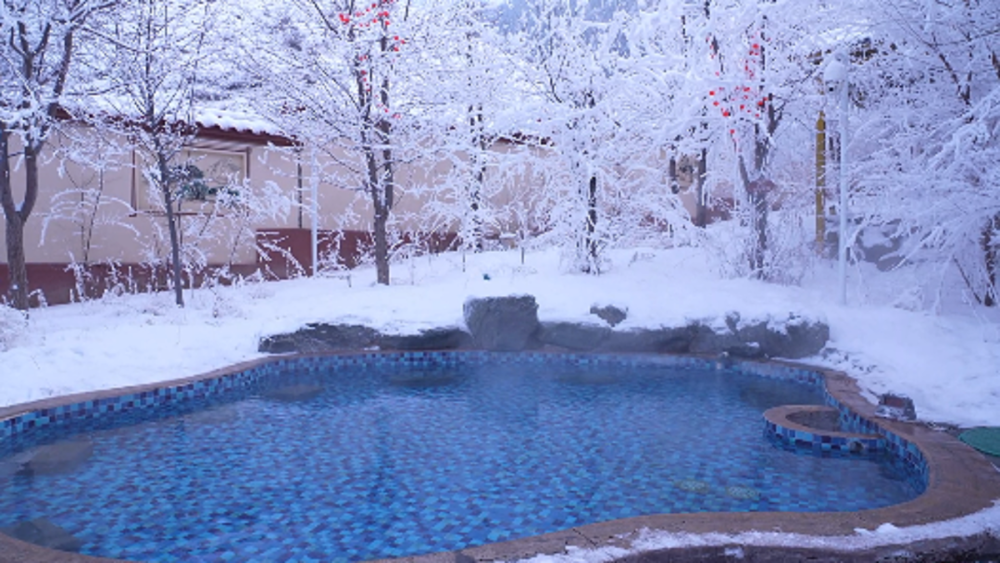 雪地围裹的温泉池