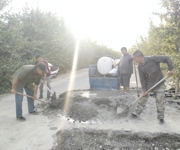 能力提升·奋进争先丨沙湾市西戈壁镇：抢修破损涵道路 守护民生平安路