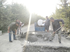 能力提升·奋进争先丨沙湾市西戈壁镇：抢修破损涵道路 守护民生平安路